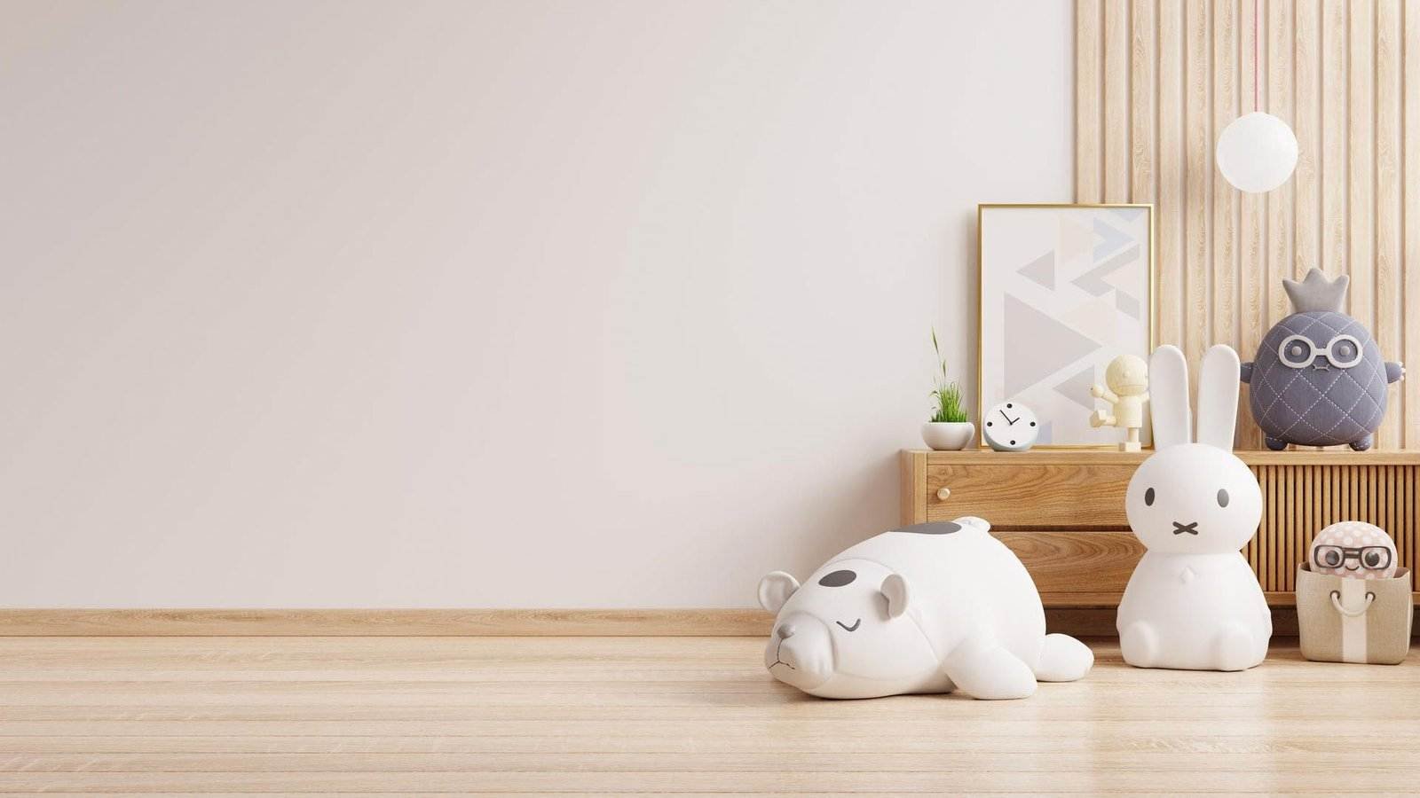 Ein minimalistischer Raum mit hellen Holzböden und -wänden. Rechts steht eine Holzbank mit einem geometrischen Kunstwerk, einem Keramiktopf mit Pflanze und Deko-Objekten, darunter Plüschtiere: ein großer weißer Bär, ein Kaninchen und eine Eule. Der Gesamtstil ist modern und verspielt.